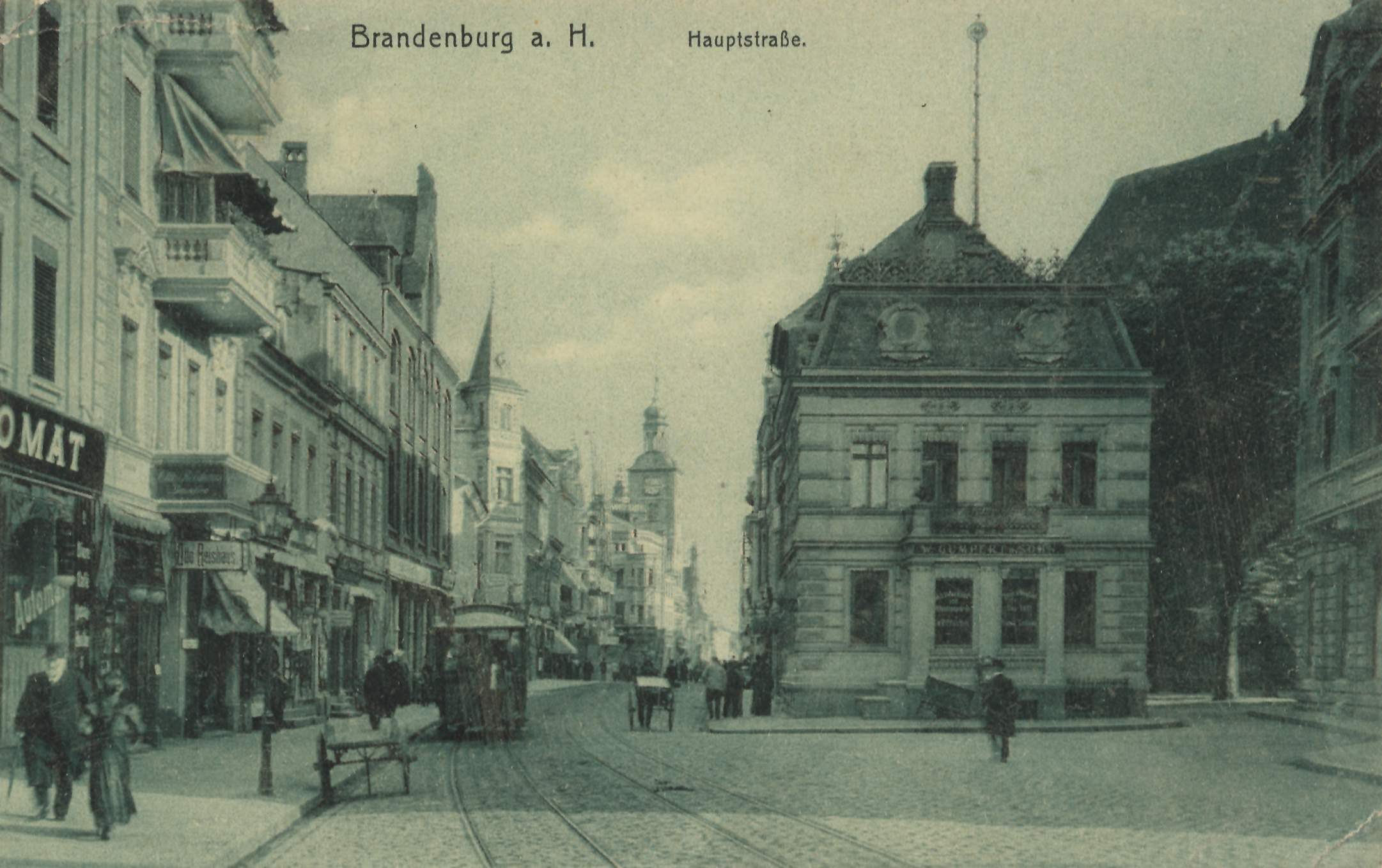 Schwarz-weiß-Foto einer Stadtstraße in Brandenburg, Deutschland, mit Menschen, Bänken, einem Pferdewagen, Gebäuden, Schildern, einer Straßenlaterne, Bäumen und einem bewölkten Himmel.