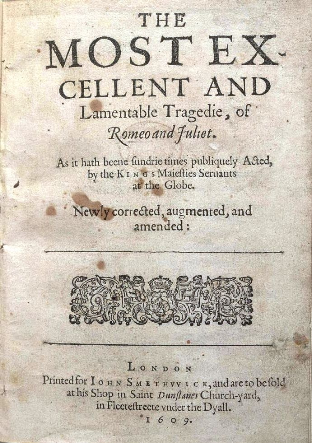 Ein Offenes Altes Buch Mit Dem Titel 'Die Most Ex-Cellent Und Lamentable Tragödie Von Romeo Und Juliet' Mit Visiblem Text Und Einer Gestaltung Auf Der Seite.
