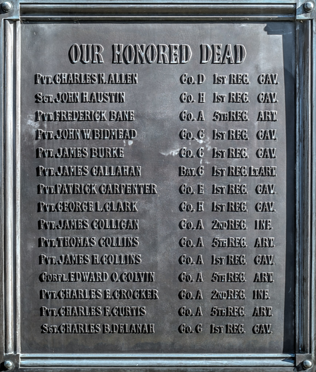 Gedenktafel an einem Gebäude mit der Inschrift "Unseren Ehrenhaften" aus Metall.