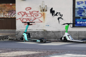 GER-D: Verkehrsunfall in Oberbilk - E-Scooter-Fahrer prallt gegen Wand - Zwei Verletzte - Verdacht auf DUI