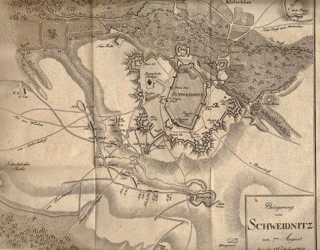 Alte detaillierte Karte von Schweidnitz, Deutschland, mit Straßen, Gebäuden und Sehenswürdigkeiten, begleitet von Text über die Bevölkerung, Geschichte und Kultur der Stadt.