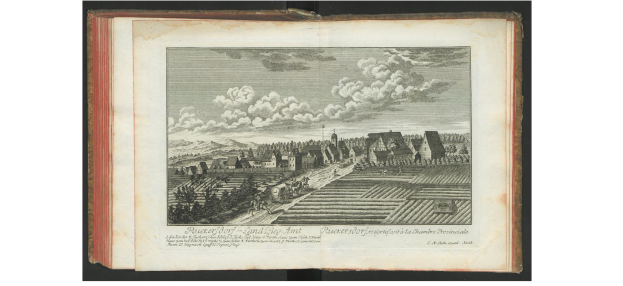 Ein offenes Buch mit dem Titel "Landschaft von Nordrhein-Westfalen" veröffentlicht im Jahr 1805, das eine Zeichnung eines Dorfes zeigt, umgeben von Häusern, Bäumen, Hügeln und Wolken am Himmel.