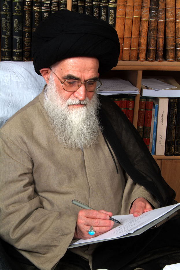 Ayatollah Ali Khamenei, der Oberste Führer Irans, sitzt auf einem Stuhl und schreibt auf ein Blatt Papier mit einem Stift, während hinter ihm ein Bücherregal voller Bücher steht.
