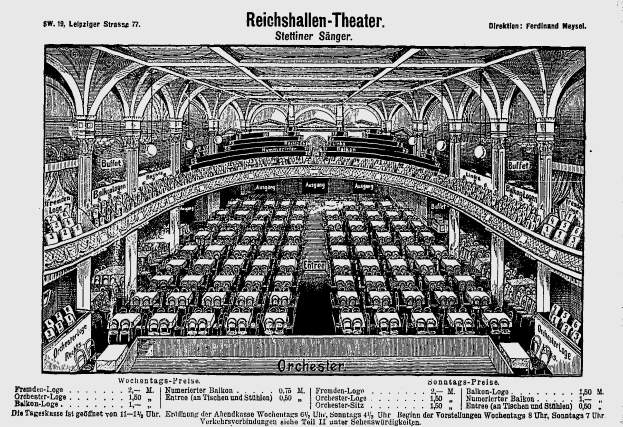 Schwarze und weiße Zeichnung des Reichshallen Theaters in Berlin, die das Auditorium mit Reihen von Stühlen, Säulen und Decke zeigt, mit Text unten.