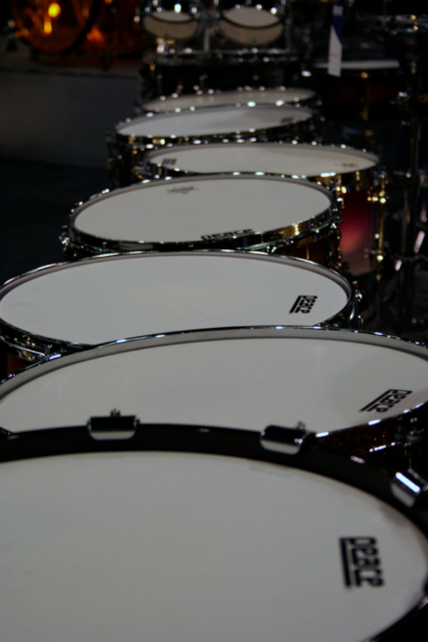 Eine Sammlung verschiedener Medikamente, die auf einem Boden verstreut sind.