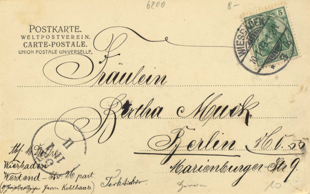 Eine alte Postkarte mit einer deutschen Briefmarke, adressiert von Wiesbaden nach Berlin.