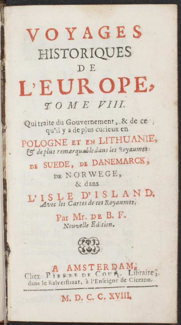 Ein aufgeschlagenes altes Buch mit dem Titel "Voyages Historiques de l'Europe, Tome VIII" und einem dekorativen Rand um eine Seite mit klassischem Schriftbild.