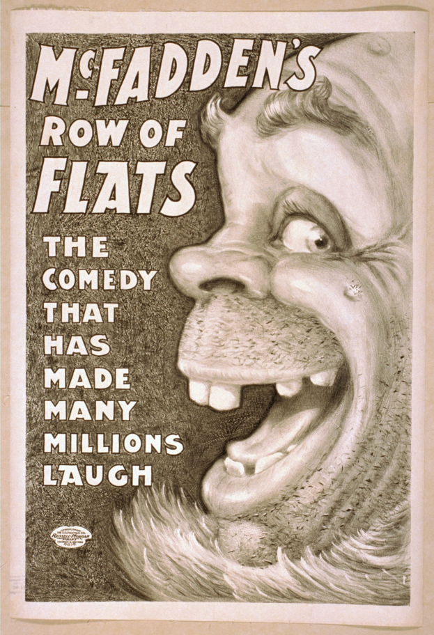 Ein Plakat mit einer Person mit breitem Grinsen, wilden Haaren und einem hellgelben Hintergrund, auf dem der Text "McFadden's Row of Flats: Die Comedy, die Millionen zum Lachen gebracht hat" steht.