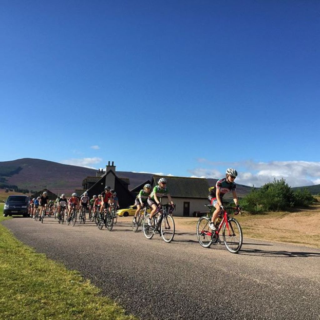Eine Gruppe von Menschen, die mit dem Rad fahren und den Himmel im Hintergrund haben.