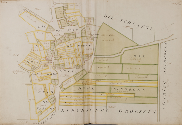 Ein altes Buch mit einer detaillierten Karte von Hamburg, Deutschland, mit Straßen, Gebäuden und Sehenswürdigkeiten, begleitet von Texten mit Informationen über die Bevölkerung, Straßen und Sehenswürdigkeiten der Stadt.
