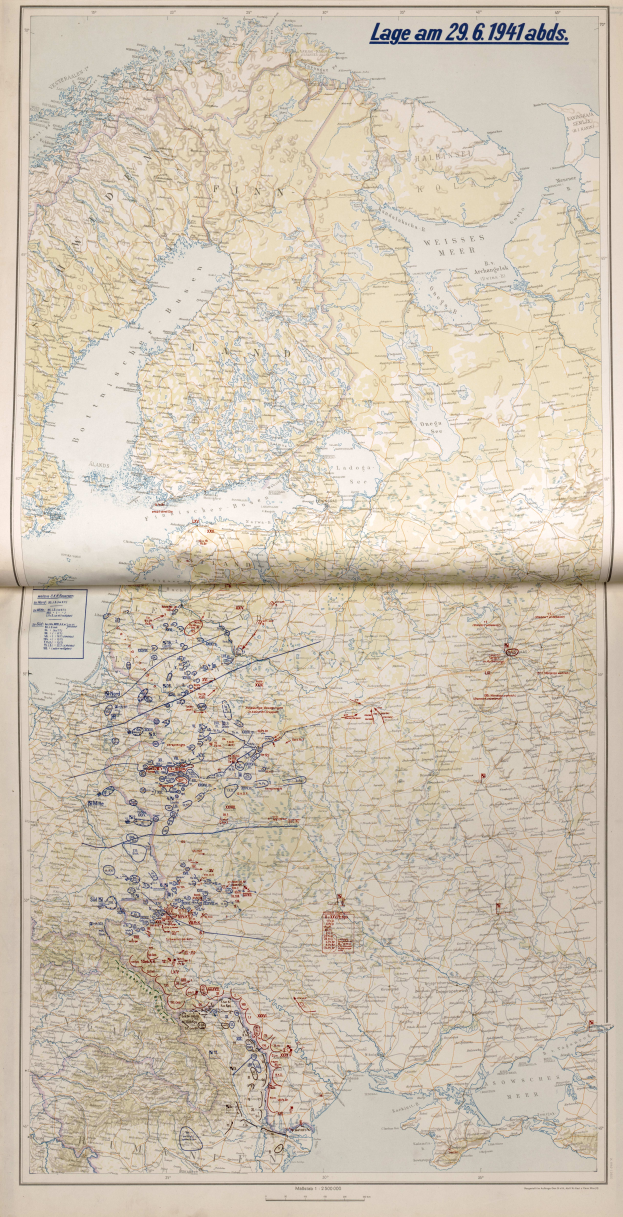 Ein altes Buch mit einer detaillierten Karte von Europa, das Flüsse, Berge, Städte und begleitenden Text mit geografischen Informationen zeigt.