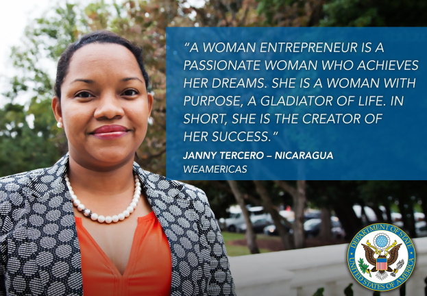 Eine Unternehmerin in einer schwarzen und weißen Jacke und einem orangen Kleid steht vor einer Kulisse aus Bäumen, Fahrzeugen und Himmel, mit einem Logo und Text über ihren Zweck und Erfolg auf der rechten Seite.