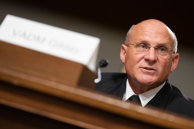 Ein Mann im Anzug und Krawatte sitzt an einem Tisch mit einer Namensschilder und Mikrofon und Aussagen vor dem Justizausschuss des Senats auf dem Kapitolsgelände in Washington, D.C. mit einem unscharfen Hintergrund.