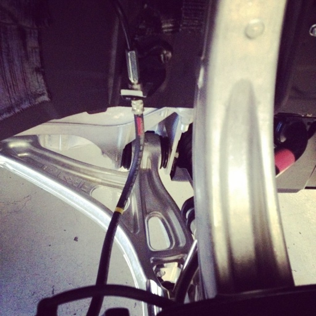 Eine metallene Elektromaschine, die an einer Wand montiert ist.