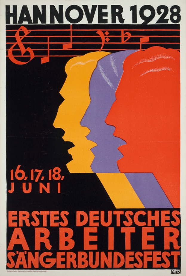 Ein Plakat für das Hannover 1928 Erstes Deutsches Arbeiter Sangerbundesfest, das drei Personen in der Mitte zeigt und Text, der Informationen über das Ereignis bereitstellt.