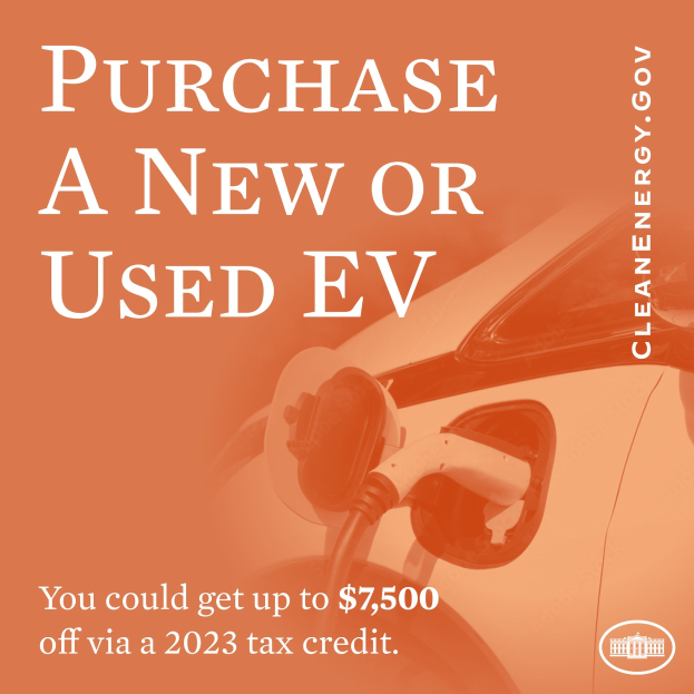 Plakatwerbung bis zu 7.500 US-Dollar Rabatt auf neue oder gebrauchte Elektrofahrzeuge durch einen Steuerrabatt im Jahr 2023, mit einem Bild eines Autos.