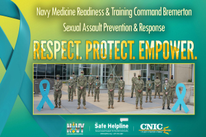 Eine Gruppe uniformierter Personen vor einem Gebäude mit einem Plakat, auf dem "Navy Medicine Readiness & Training Command Bremerton: Sexual Assault Prevention & Response - Respect, Protect, Empower" steht.