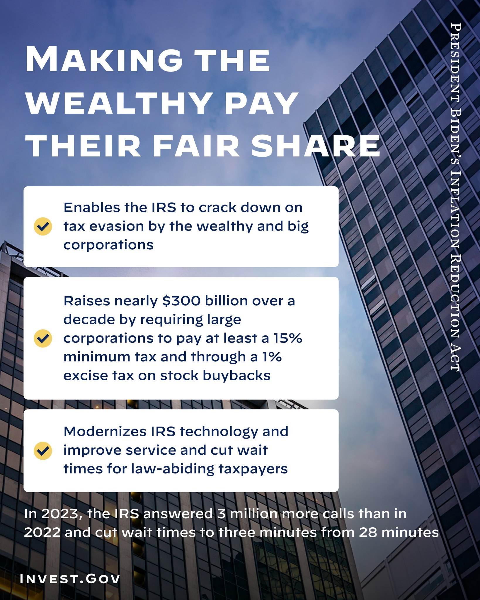 Plakat mit dem Text "Die Reichen zur Kasse bitten" vor Gebäuden und bewölktem Himmel.