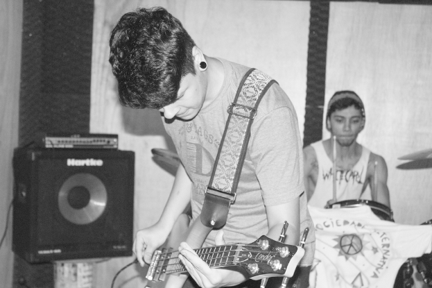 Zwei Jungs spielen Musikinstrumente.