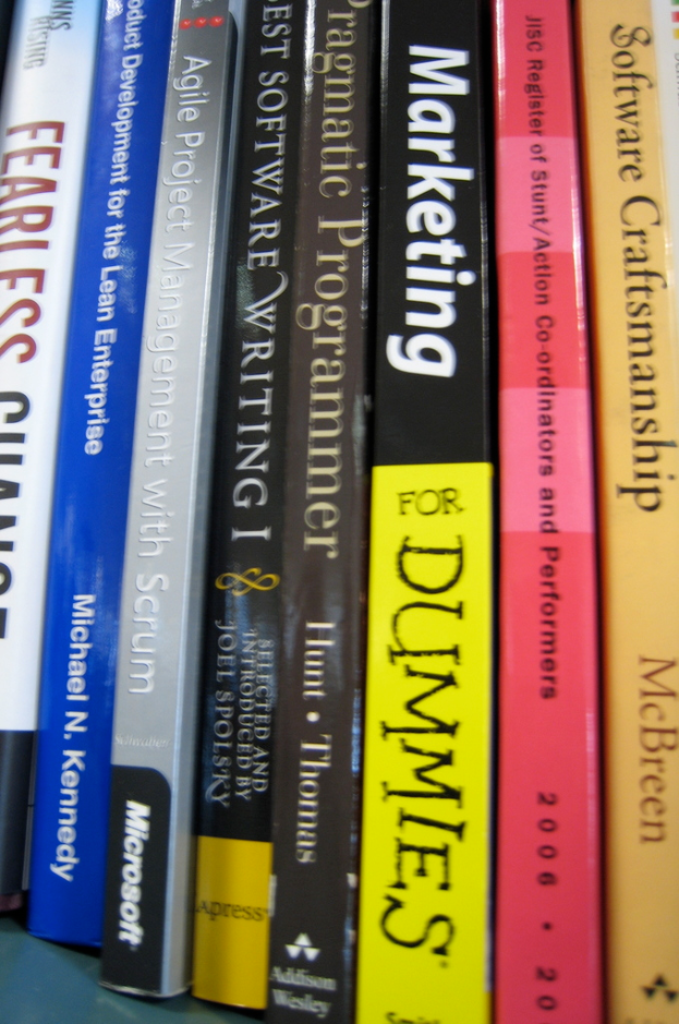 Eine kleine Sammlung von Büchern wird gezeigt.