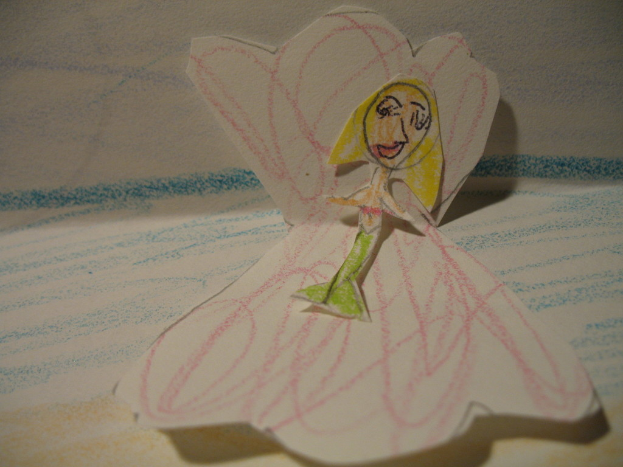 Papierkunst und Skizzen auf einer Oberfläche angezeigt.