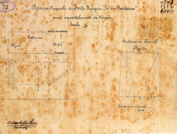 Alter architektonischer Plan für ein Haus auf vergilbten Papier mit Text und einem Stempel auf der linken Seite.