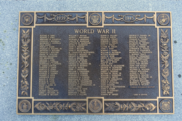 Steintafel an der Außenseite eines Gebäudes mit der Inschrift 'Zweiter Weltkrieg'