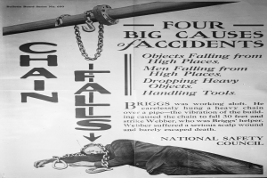 Ein schwarzes und weißes Plakat mit einer Person, die auf einem Pfahl liegt und von Ketten umgeben ist, sowie dem Text "Vier große Unfallursachen".