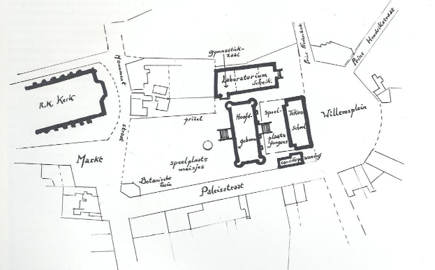 Eine Schwarz-Weiß-Zeichnung einer detaillierten Karte eines Gebäudes mit zahlreichen Räumen, beschriftet mit Text, der das Layout und die Umgebung beschreibt, für eine neue Schule.
