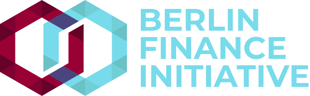 Das Logo der Berlin Finance Initiative zeigt einen blauen Kreis mit einer weißen Umrandung und einem weißen 'B' in der Mitte, umgeben von einem weißen Ring mit einem blau-weißen Karomuster, alles vor einem weißen Hintergrund mit der Aufschrift 'Berlin Finance Initiative' in fetter schwarzer Schrift.
