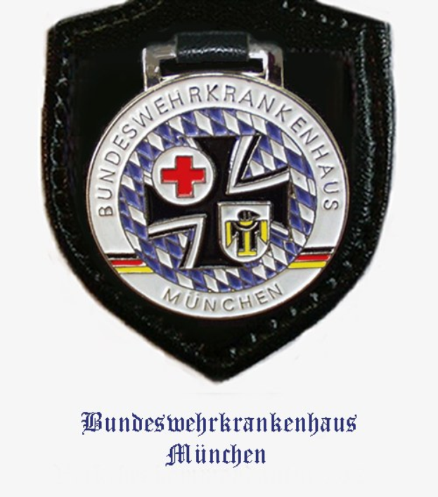 Schwarzes Lederabzeichen mit rotem Kreuz-Logo beschriftet mit 'Bundeswehrkrankenhaus München'.