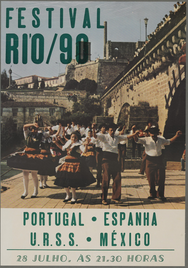 Festival Rio/90-Plakat mit tanzenden Menschen im Vordergrund und Gebäuden, Bäumen und einem klaren blauen Himmel im Hintergrund sowie Text unten.