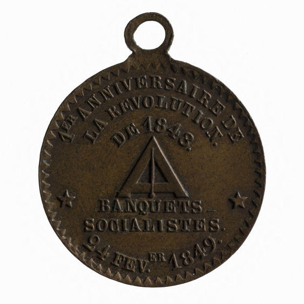 Bronze-Medaille mit 'Banquets Socialistes' Inschrift, vor weißem Hintergrund dargestellt.
