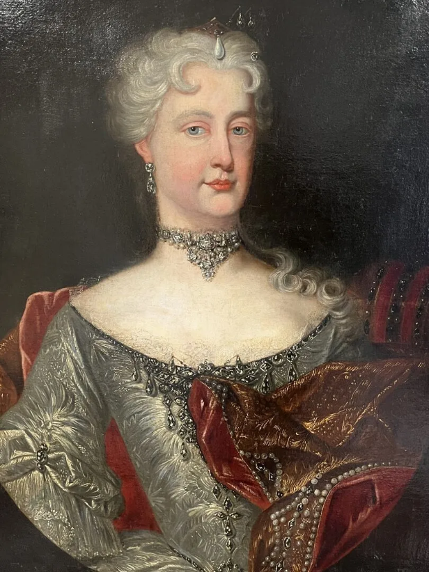 Ein Porträt einer Frau in einem roten Kleid, die mutmaßlich Queen Victoria ist, mit dunklem Hintergrund, einem Halsband und frisiertem Haar, die zur Seite blickt und einen würdevollen Ausdruck hat.