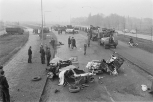 POL-LIP: Bad Salzuflen. Zwei Verletzte und erhebliche Sachschäden bei Verkehrsunfall mit mehreren Fahrzeugen.