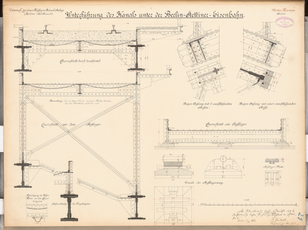 Ausführliches architektonisches Drawing der Berlin-Sienbahnbrücke, das strukturelle Pläne und Anmerkungen auf Papier zeigt.