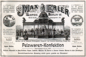 Eine alte Werbung für Max Erler Leipzig in Berlin, Deutschland, zeigt eine Gruppe von Menschen vor einem Gebäude mit Text, der wahrscheinlich ein Ereignis ankündigt.