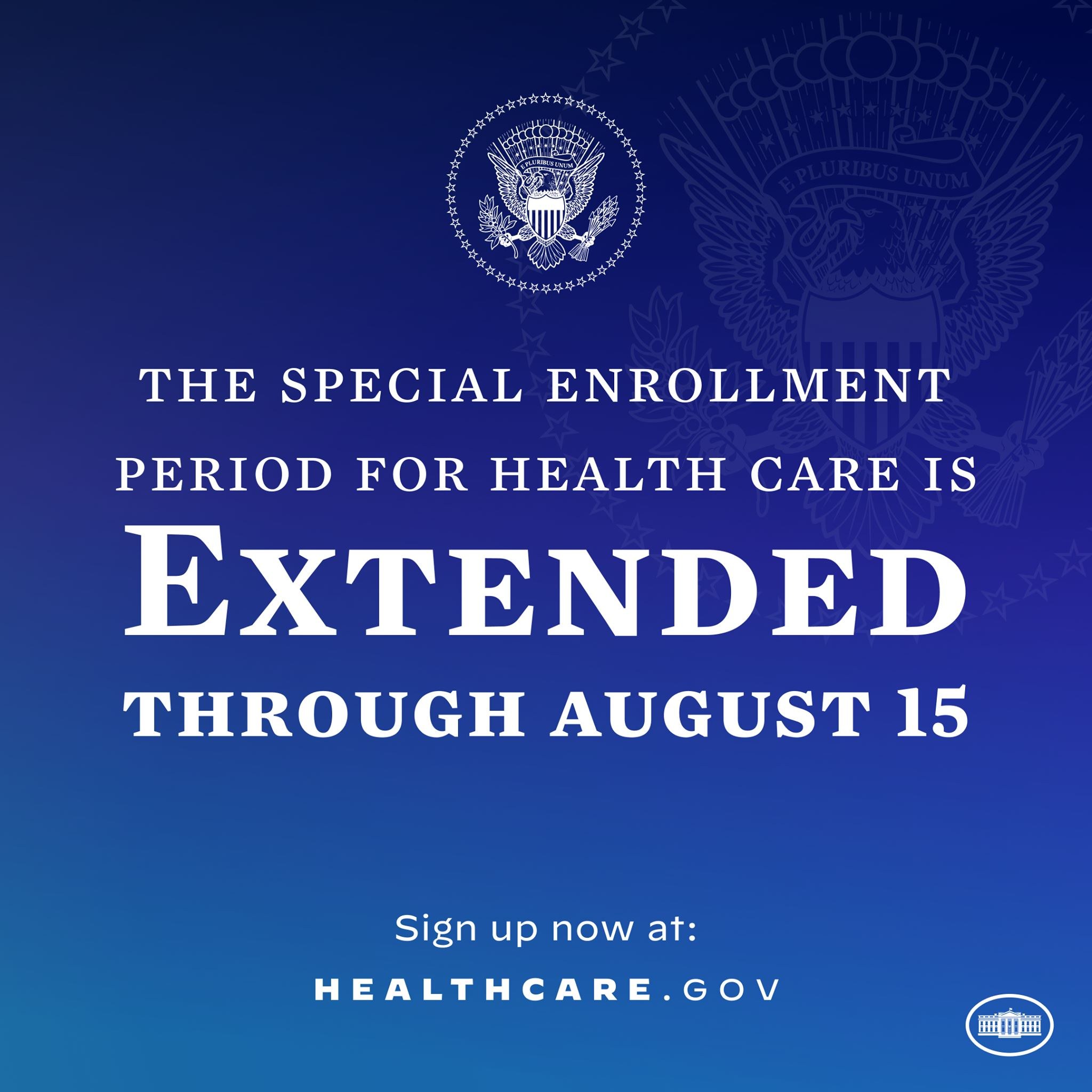 Plakat mit Text und Logo, das "Die spezielle Anmeldephase für die Gesundheitsversorgung ist bis zum 15. August verlängert." angibt.