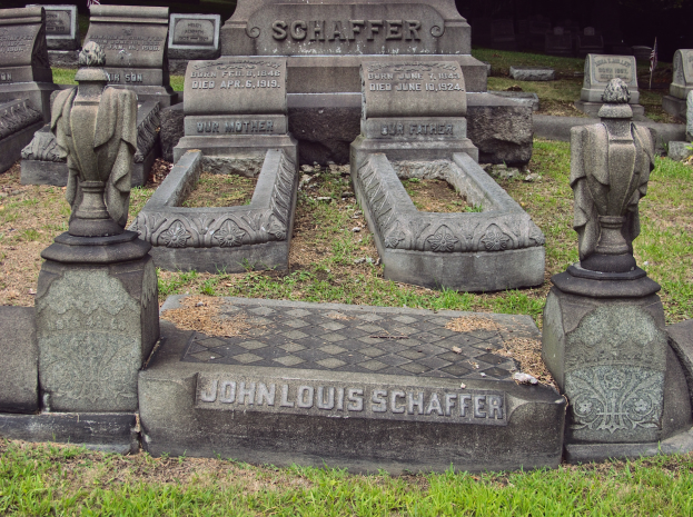 Ein Friedhof mit zahlreichen Grabsteinen, darunter einige mit der Inschrift "John Louis Schaffer", umgeben von Gras und Bäumen.