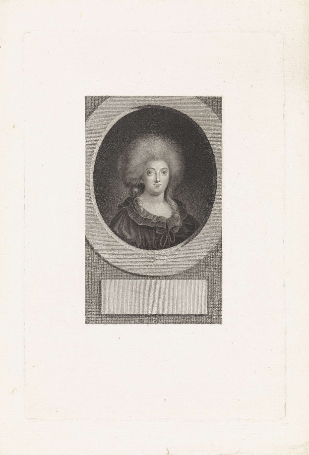 Schwarze und weiße Gravur von Ludwig XIV. von Frankreich in einem königlichen schwarzen Kleid mit kunstvollen Details, verschränkten Händen und einem sanften Gesichtsausdruck.