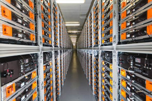 Eine lange Reihe von Servern in einem Rechenzentrum, mit elektronischen Geräten in den Racks und Leuchten oben.