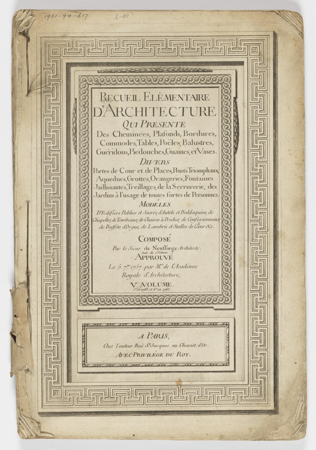 Altes Buch mit einem weißen Hintergrund, das ein Design auf dem Cover und einen teilweisen Text mit der Aufschrift "Recueil Elementaire d'Architecture qui Presente" zeigt.