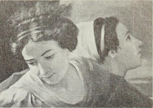 Schwarzes und weißes Foto einer Mutter in einem weißen Kleid mit einem blauen Schultertuch und einem Kind, das neben ihr steht und die Arme um sie legt, mit Schrifttext unten.