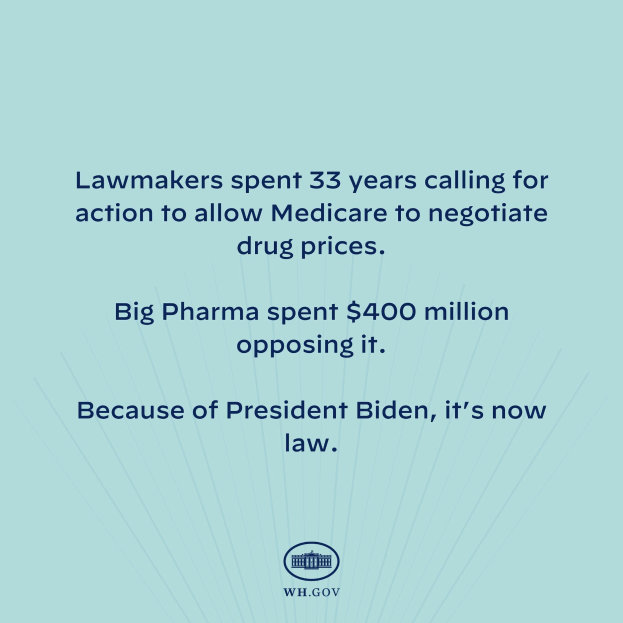Blauer Hintergrund mit fetter weißer Schrift, die "Lawmakers Spent 33 Years Calling for Action to Allow Medicare to Negotiate Drug Prices" lautet, und einem Logo unten.