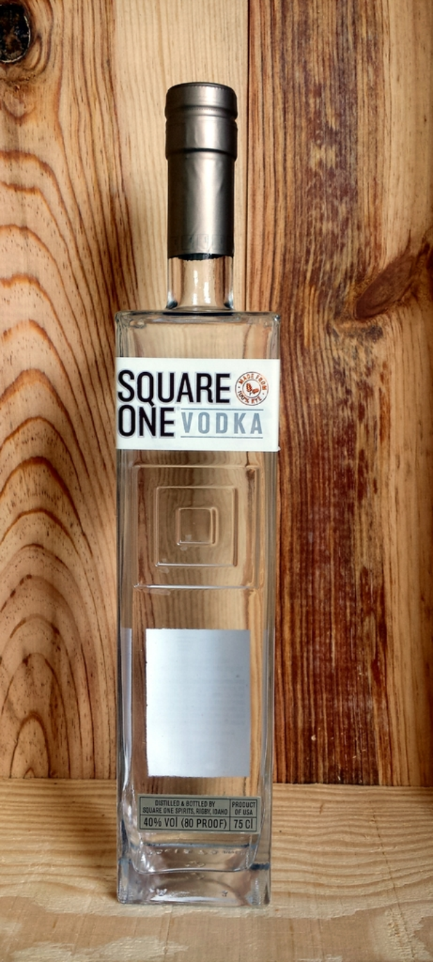 Eine Wodkaflasche wird vor einer hölzernen Wand platziert.