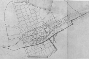 Ein Schwarz-Weiß-Detailplan einer Stadt mit Straßen, Gebäuden und anderen Merkmalen sowie Textanmerkungen.