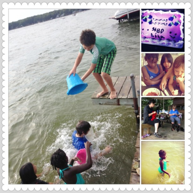 Ein Collage mit fünf Bildern: Ein Junge, der Wasser auf einen anderen wirft, mit drei Kindern im Hintergrund, ein Kuchen, drei Kinder vor einem Tisch mit einer Schüssel, zwei Personen bei der Arbeit und ein Mädchen, das schwimmt.